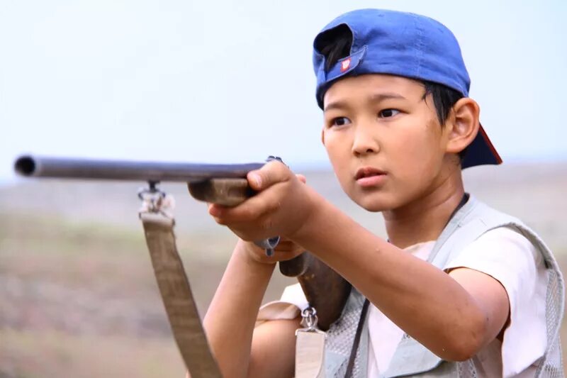 мальчик казах. казах с домброй. казахский национальный костюм для мальчика. мен казах баласы. казах бала.