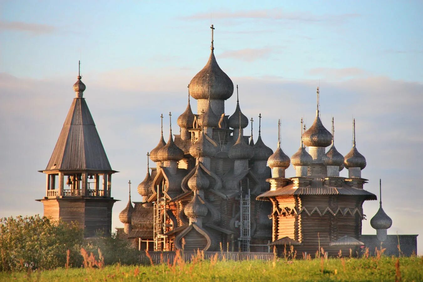 Кижи преображение. Кижи церковь преображения господня. церковь преображения господня на острове кижи. карелия церковь преображения господня в кижах. храм на острове кижи в карелии.