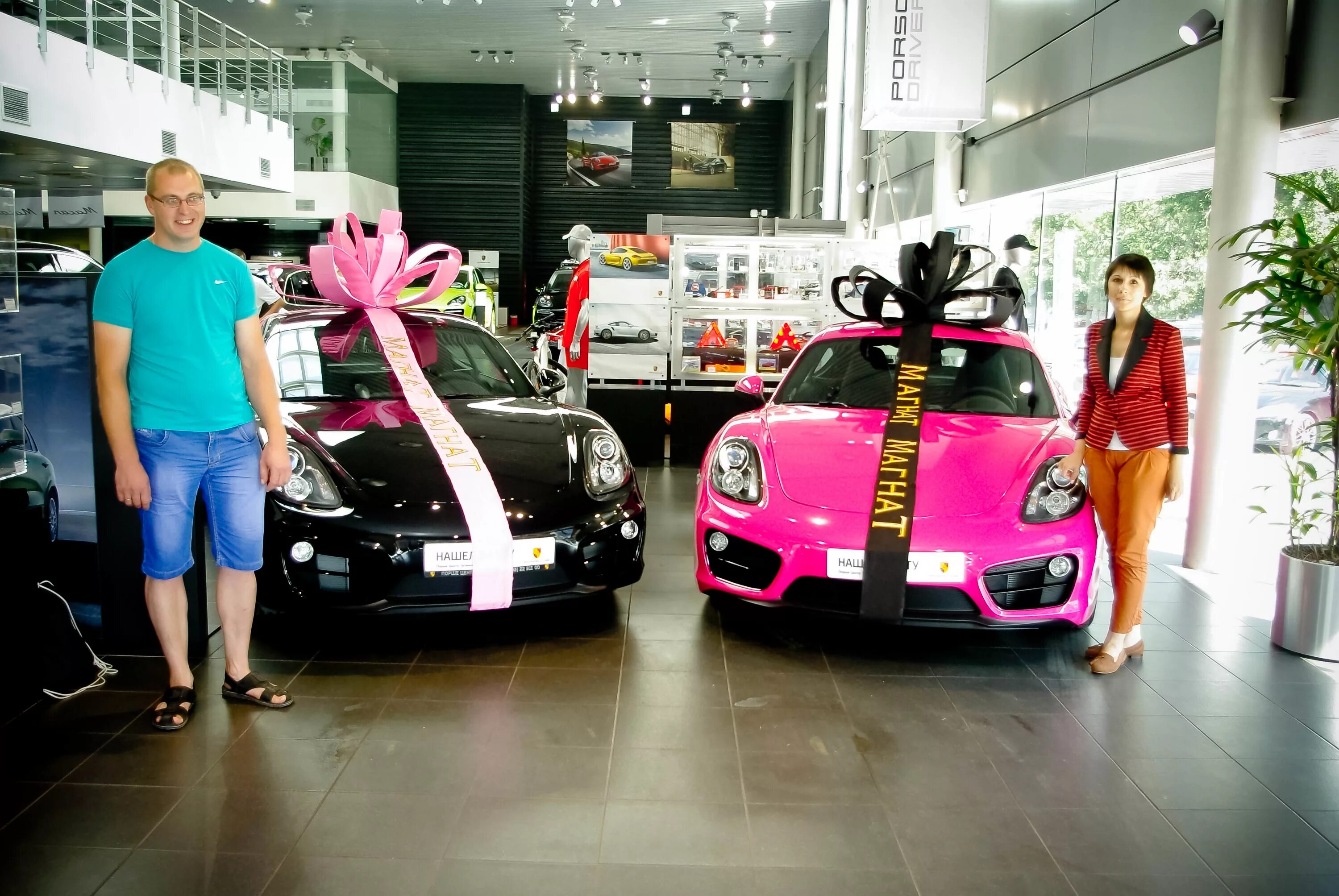 выдай машины. декор автосалона. оформление шарами автосалона. машины в автосалоне. машины в автосалоне.