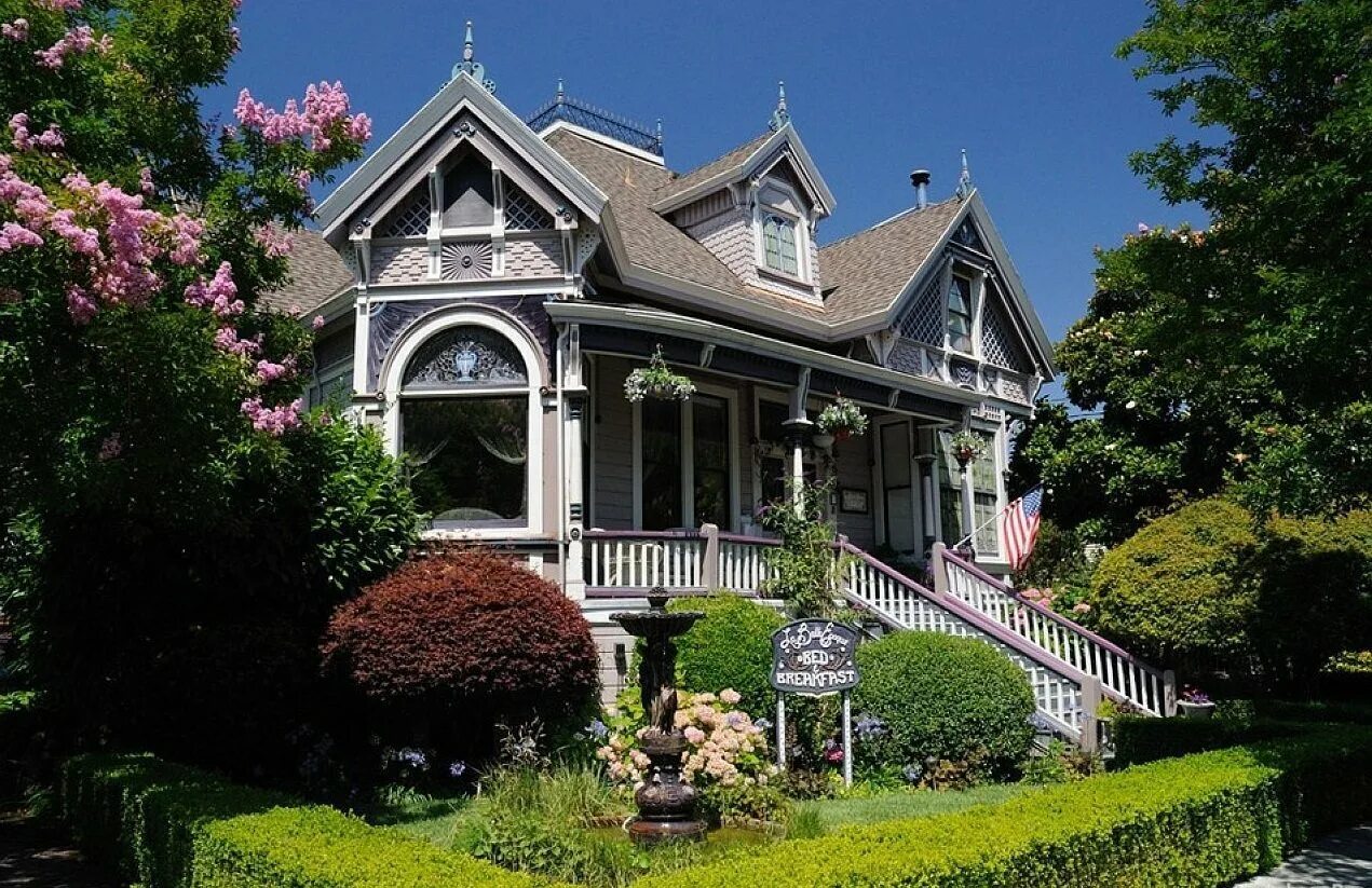 Красивый дом открытка. Поздневикторианские дом в Британии. Victorian House Style Англия. Викторианский стиль фасад Англия. Вилла Готика Викторианский стиль.