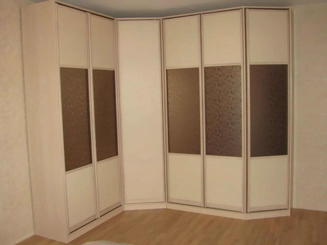 шкаф со скошенным углом. шкаф купе со скошенной дверью. шкаф с зеркальными дверями. шкаф купе трапеция. шкаф со скошенным углом.