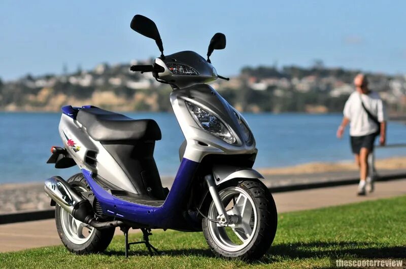 Скутер на 100 кубов. Скутер 100 кубов. Sym euro x 100. Honda dio 110 кубов. Мопед хонда 100 кубов.