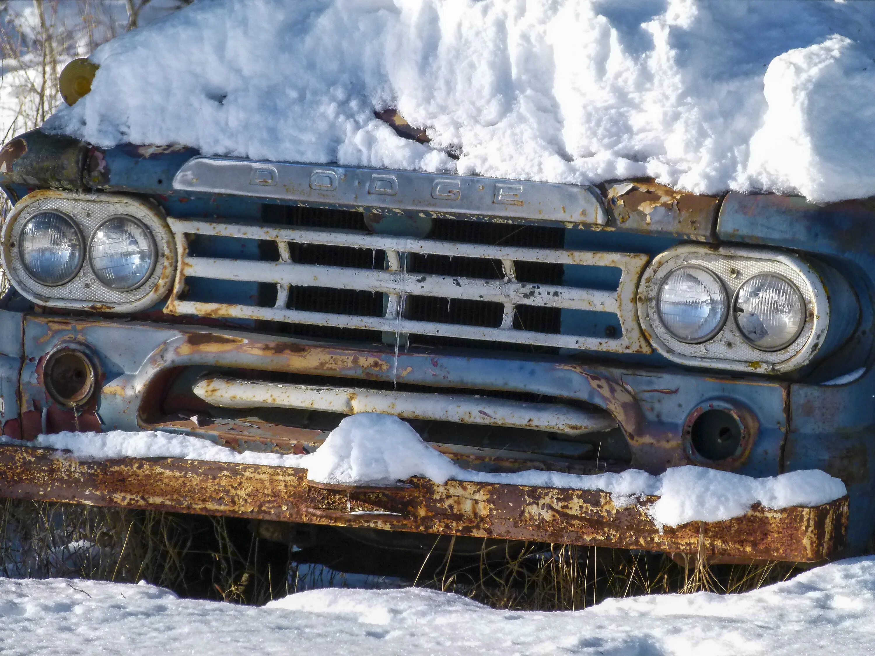 Cold car. Старый автомобиль в сугробе. Заброшенные машины зимой. Заброшенная машина в снегу. Ржавая машина зимой.