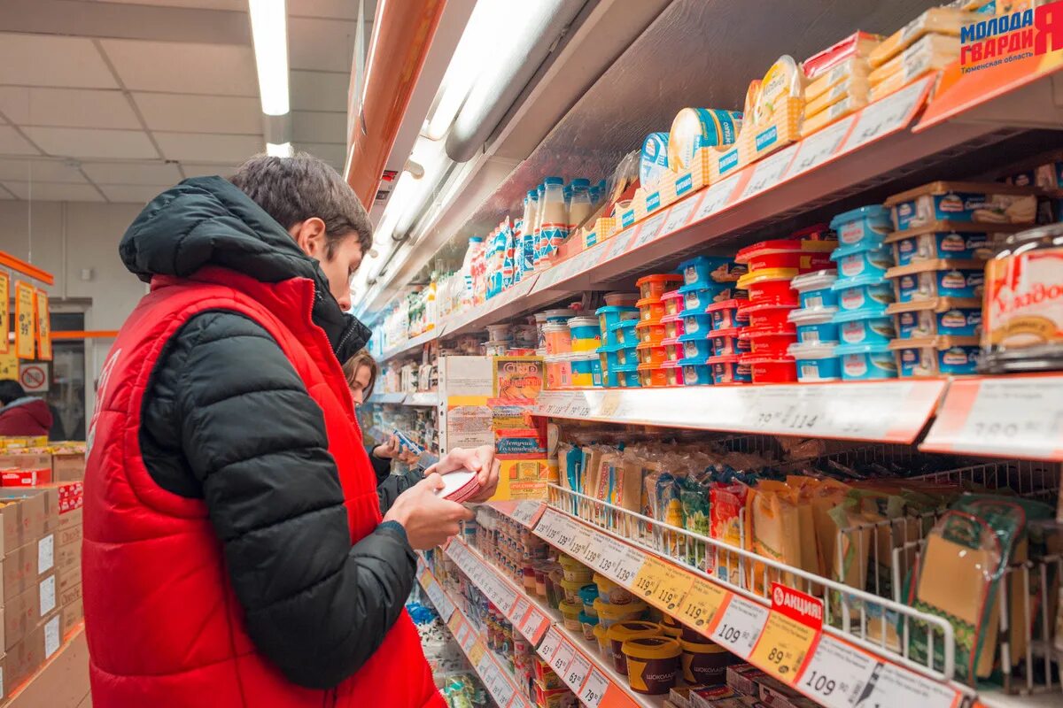 Некачественные продукты. Просрочка товара в магазине. Продукты с истекшим сроком годности. Делать покупки. Люди в магазине.
