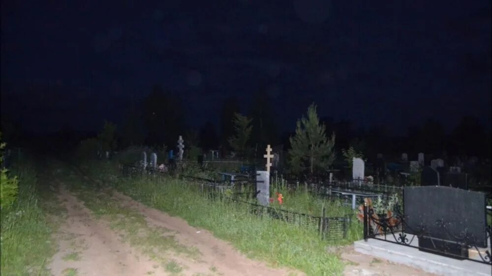 Ночное кладбище. Кладбище ночью реальные. Русское кладбище ночью.