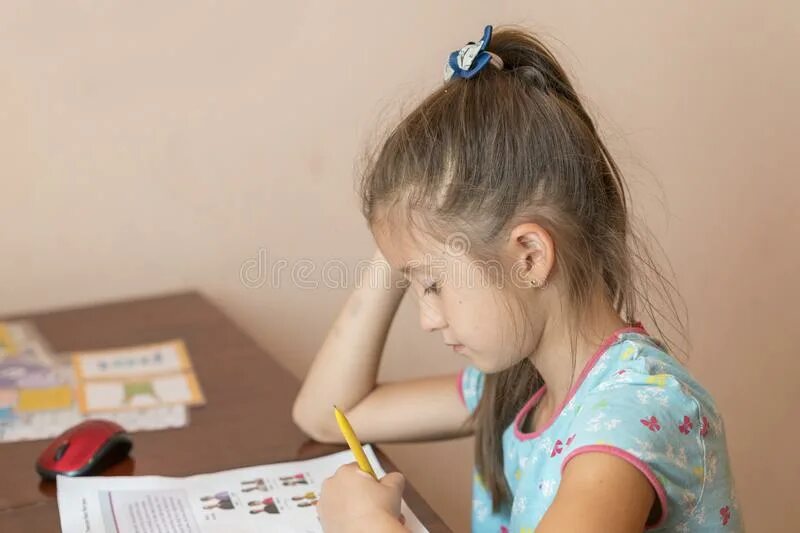 Маленькая девочка делает уроки. Как сделать маленьким уроки. Кроме маленькой уроками. Homework little.
