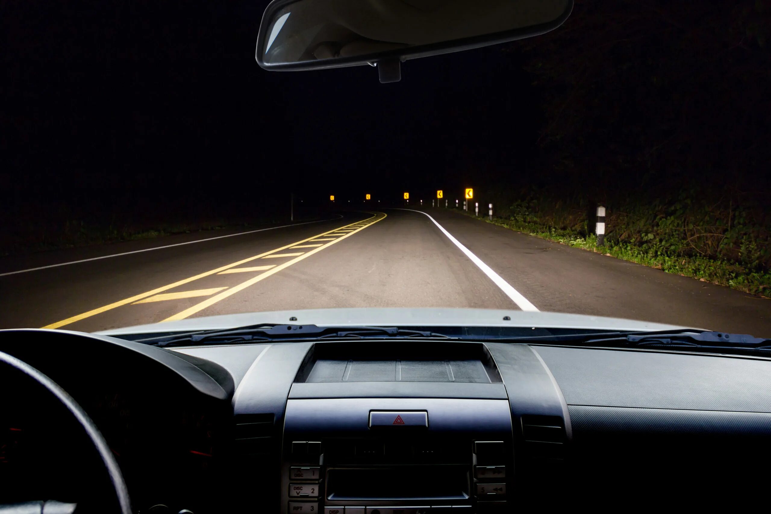 Ночь дорога свет фар. Машина ночью на дороге. Ночная дорога. Ночная дорога вид из машины. Ночная дорога за рулем.