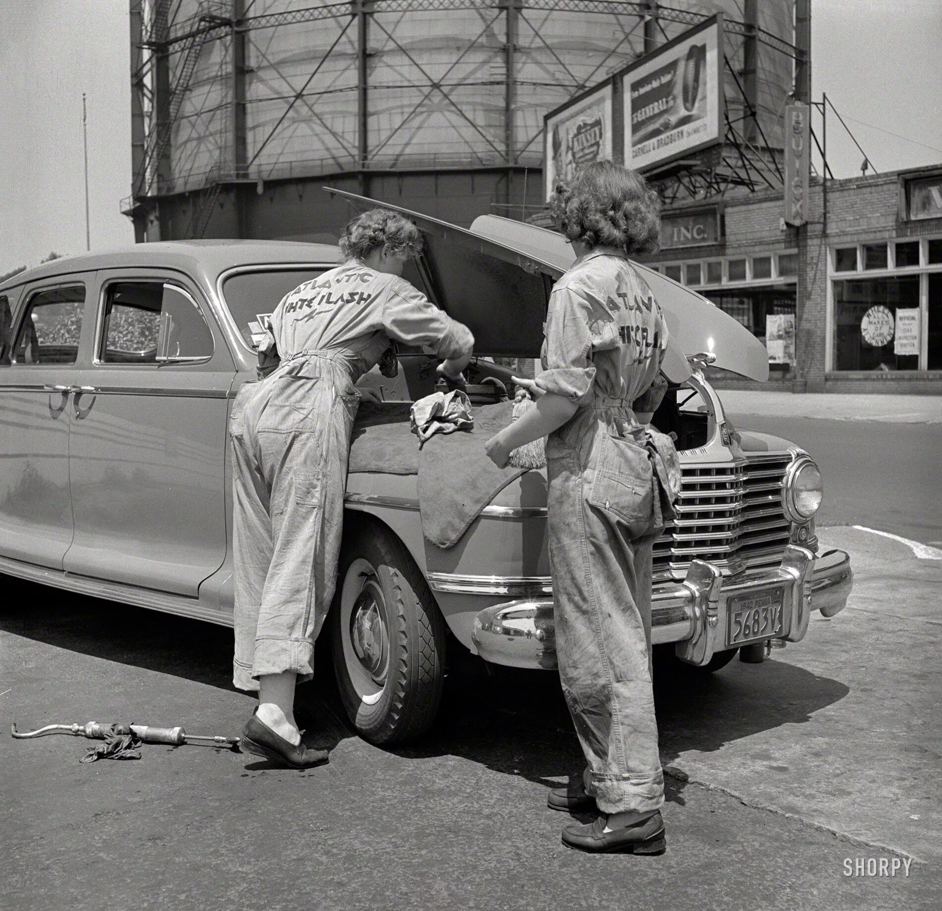 She to work by car. Фотосессия с ретро авто. Ретро авто с людьми. Старый автомеханик. Американские машины середины 20 века.