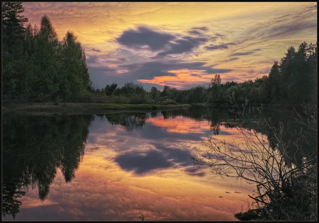 двое в разлуке. напрасная ночь. мужчина грустит анимация. расставание анимация. женщина в полумраке.