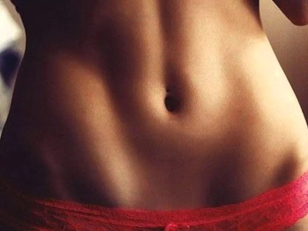 полосочка волос на животе. полоска на животе у девушек. полосочка на животе пресс. красивый животик. вместо пресса полоска на животе.