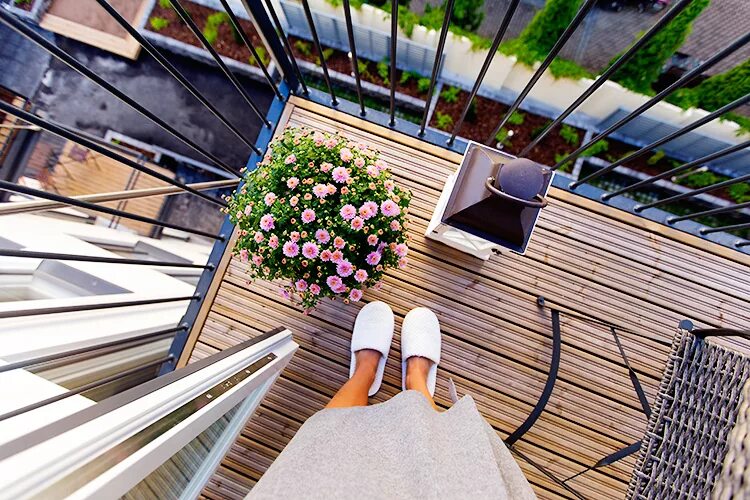 Висит на балконе. Загорает в окне. В балконе занимались. Вытряхивать с балкона. Подъездный балкон.