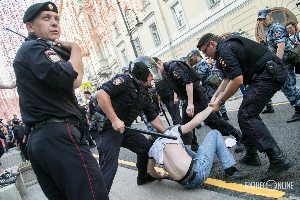 Дубинка полицейского. Митинг парень