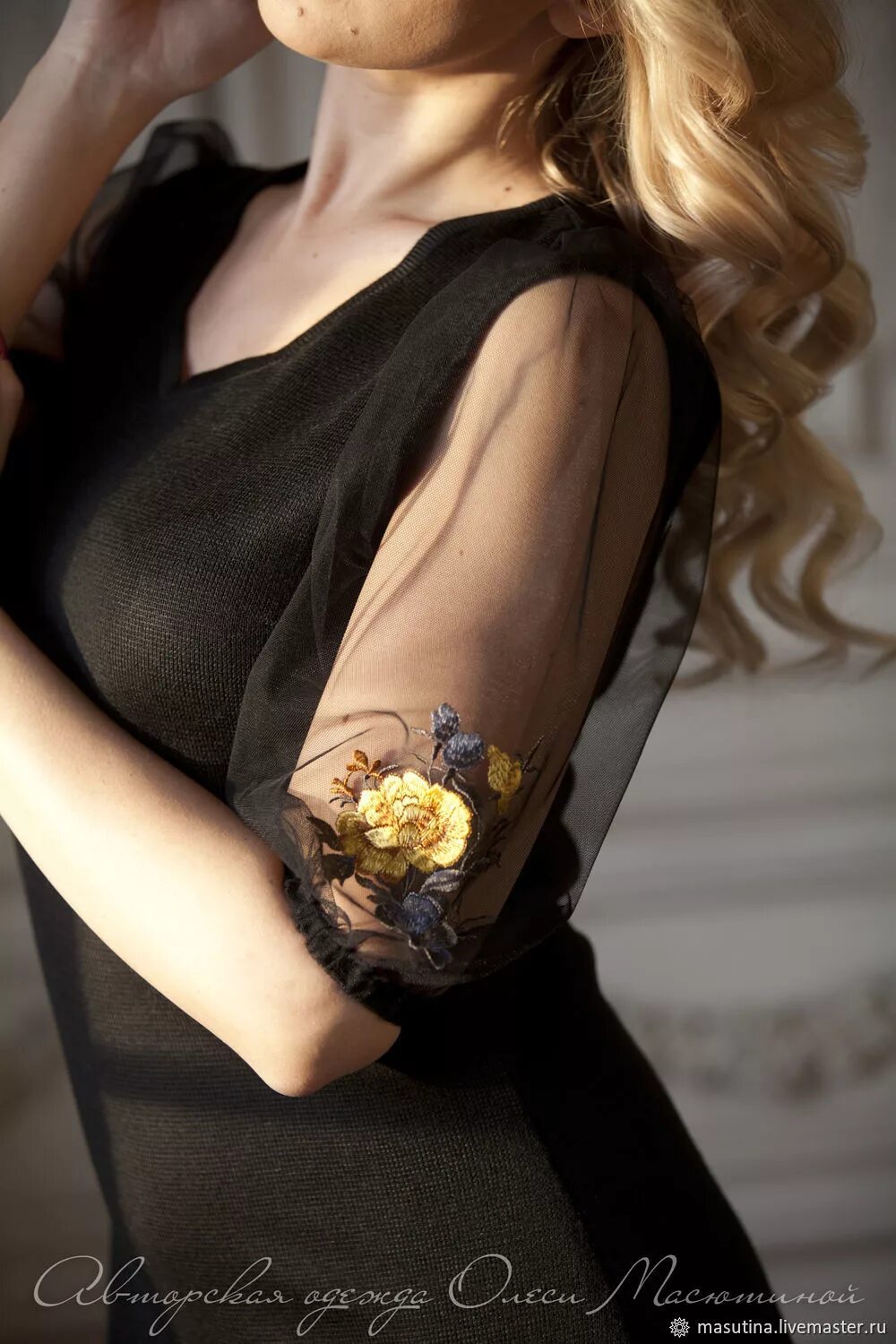 Желтое пышное платье. Свадебные платья бело-желтые. Платье на манекене. Красивая девушка в желтом. Желтое платье.