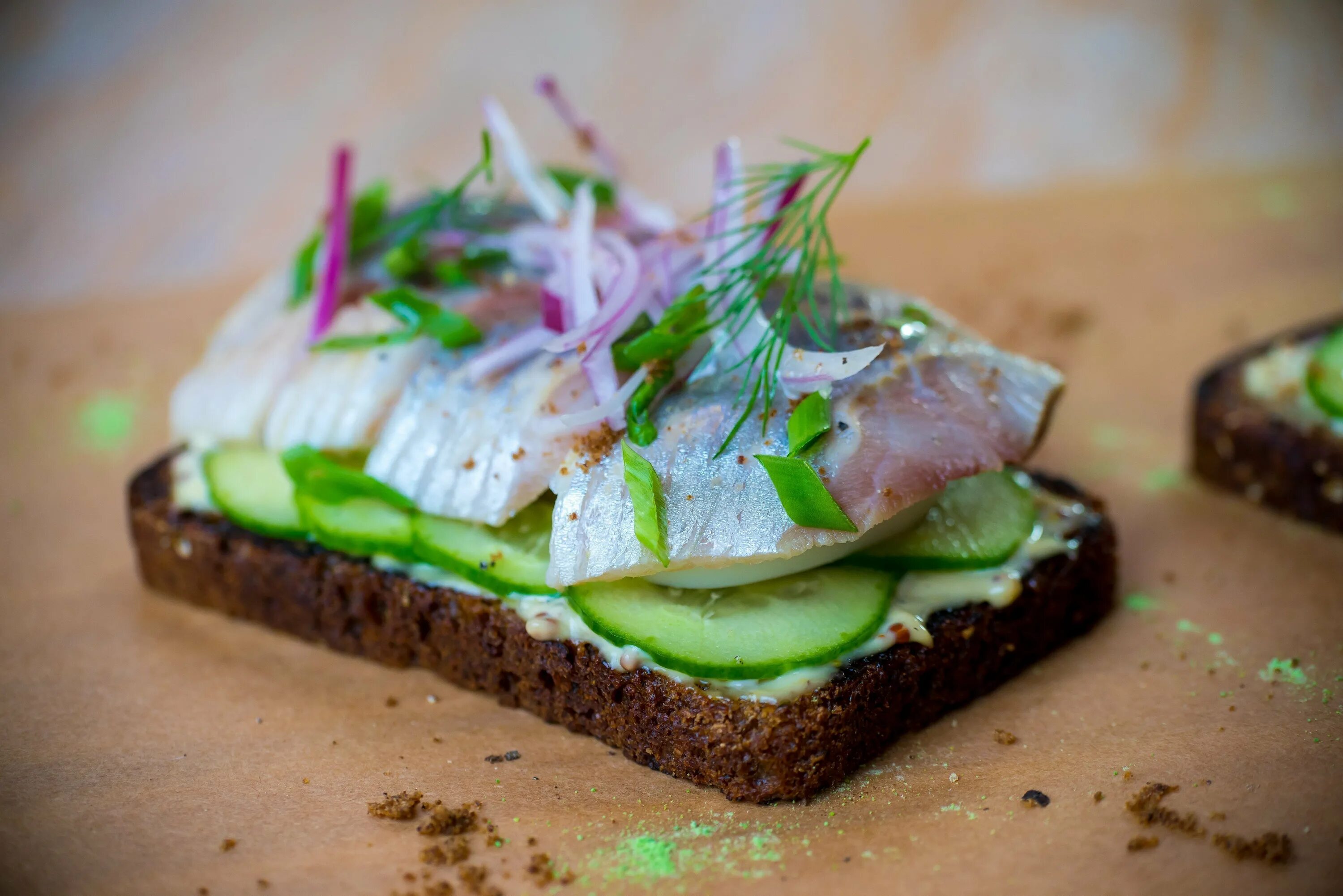 бутерброды с селедкой. ржаной хлеб с селедкой. бородинский хлеб с селедкой закуски. бутерброды с сельдью. селедка на черном хлебе.