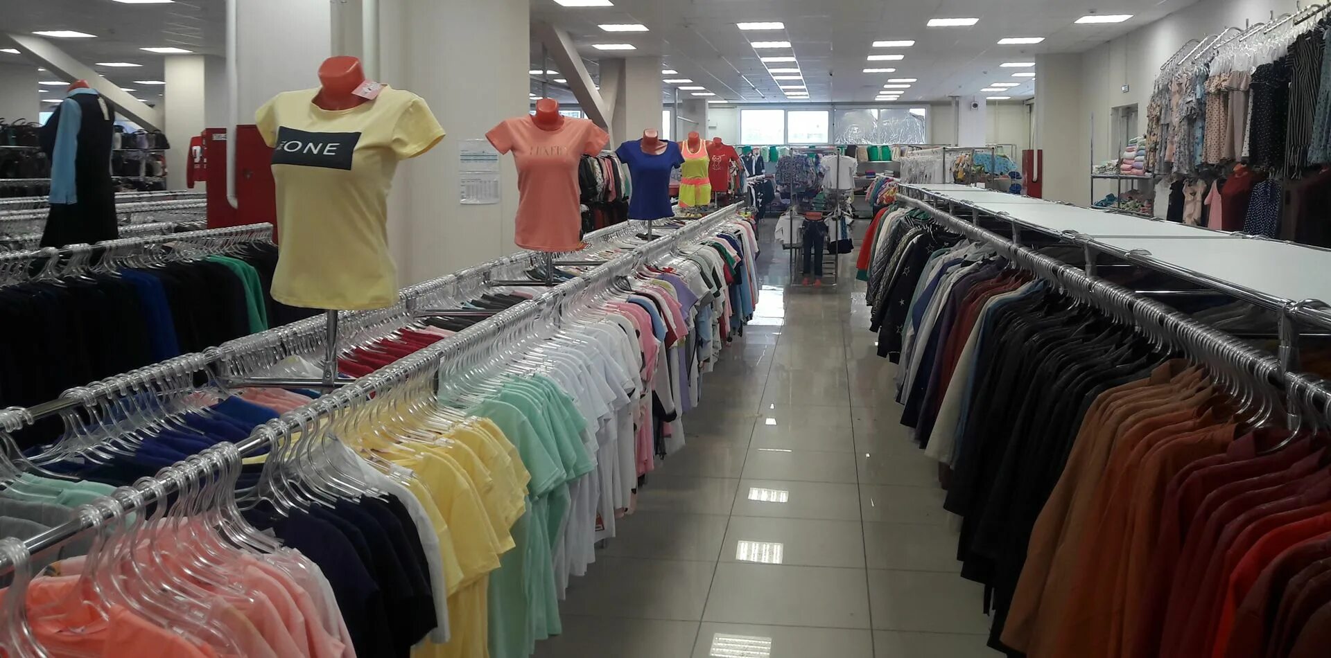 Тц кит. Миа магазин бижутерии. Тц кит одежда. Красный кит мытищи магазины обуви. Трк красный кит магазины.