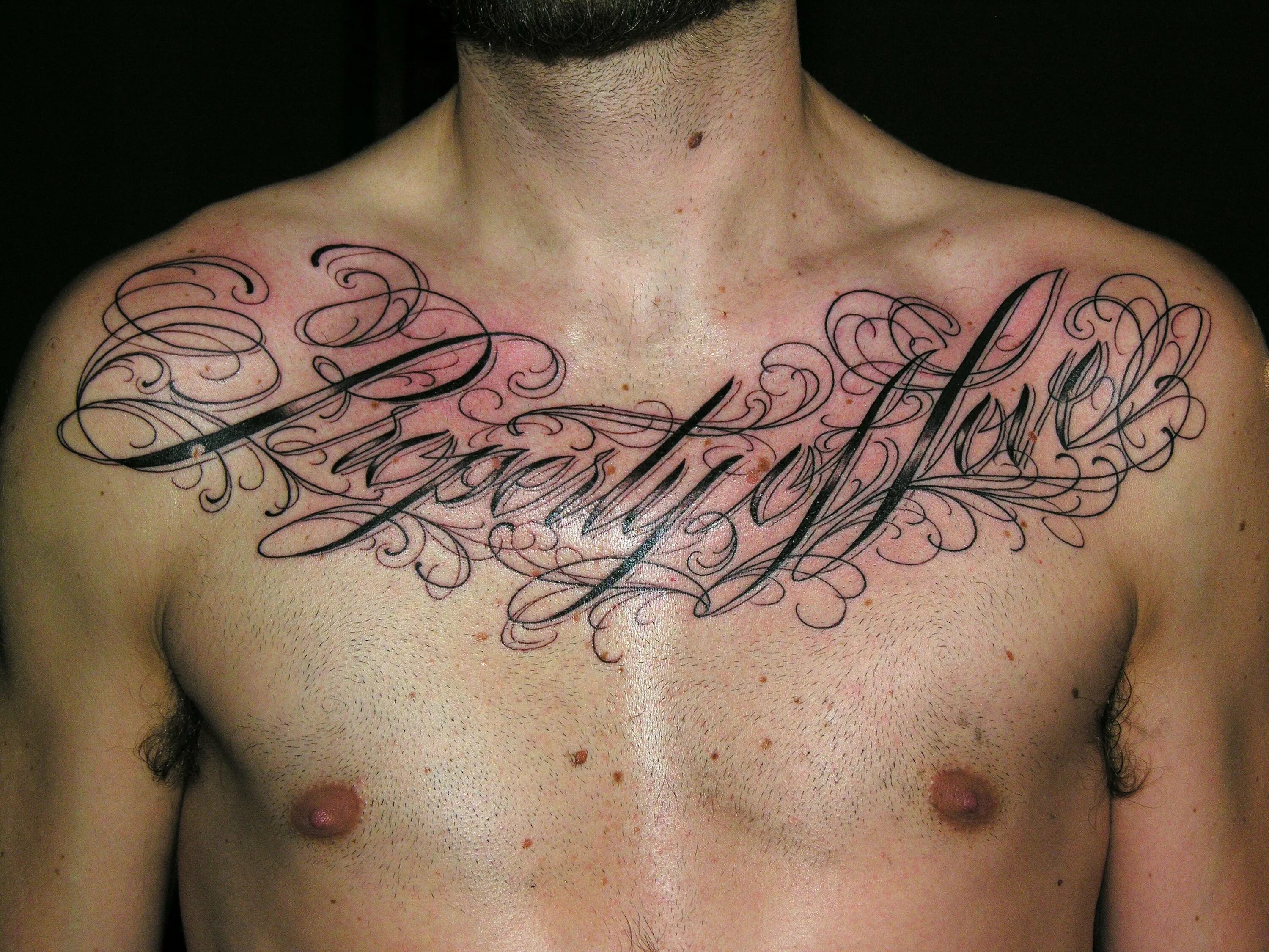 Надпись на груди мужские. Тату надписи. Тату на груди мужские. Татуировка надпись на груди. Татуировки для мужчин на груди надписи.