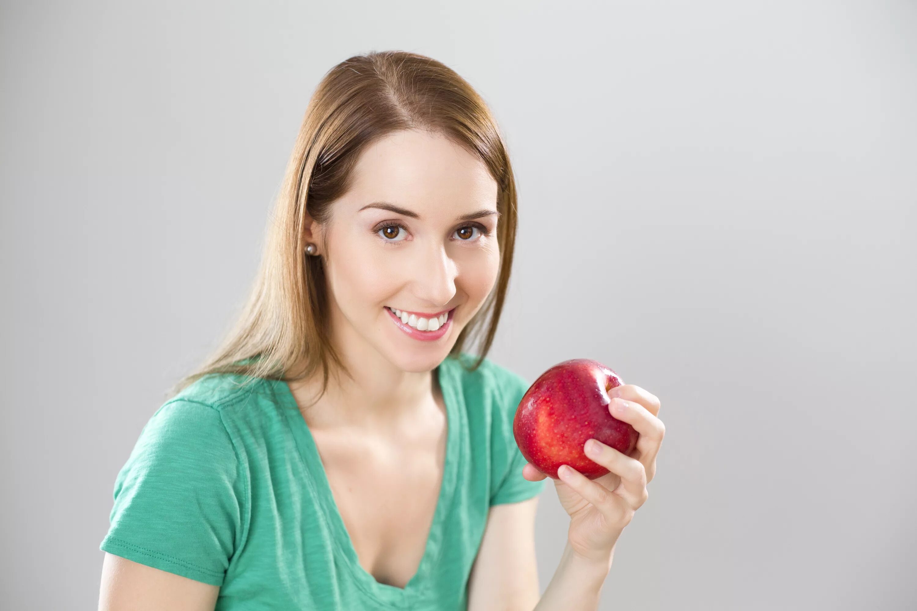 Яблоки для организма мужчины. Девушка с яблоком. Женщина с фруктами. Девушка с яблоком в руке. Девушка ест яблоко.