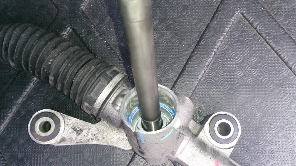 Как подтянуть рулевую рейку на мазда 3 бк. Рулевая тяга мазда 3 бк. Подтяжка рейки мазда 3 bk. Замена рулевой мазда 3. Рулевой наконечник мазда 3 бк.