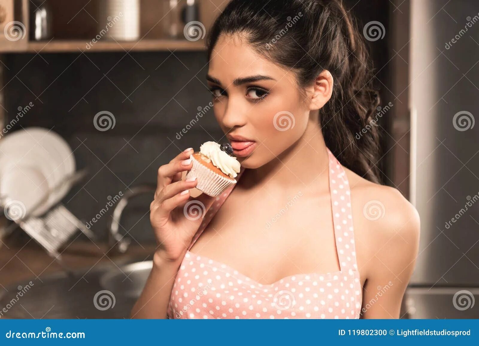 Фотосессия с пирожными. Кекс с девушкой. Женщина ест яблоко. Кексик девушка. Девушка и пирожное.