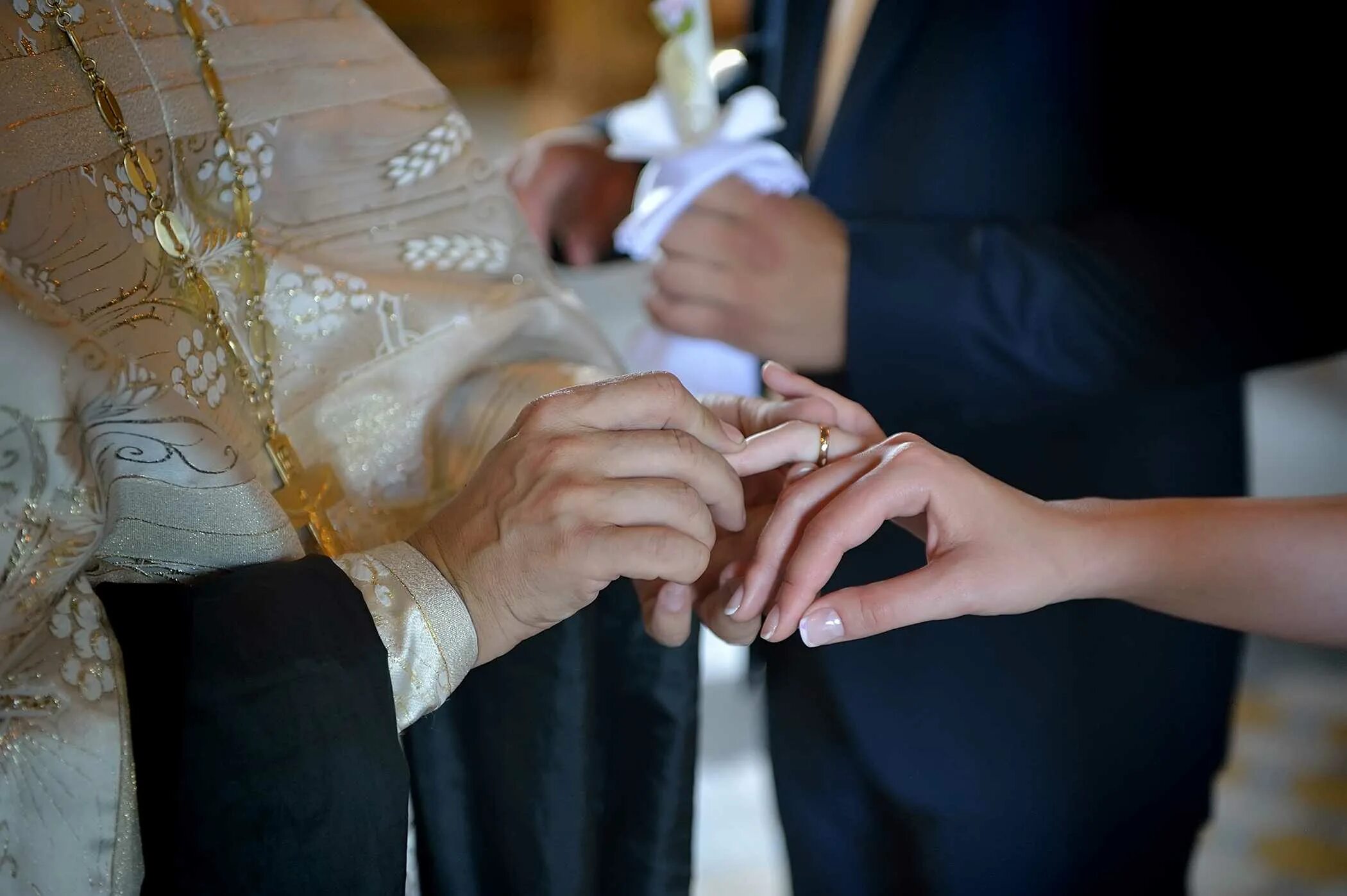 Венчание мужа и жены. Венчание. Венчание в православной церкви. Обряд венчания. Обручение на венчании.