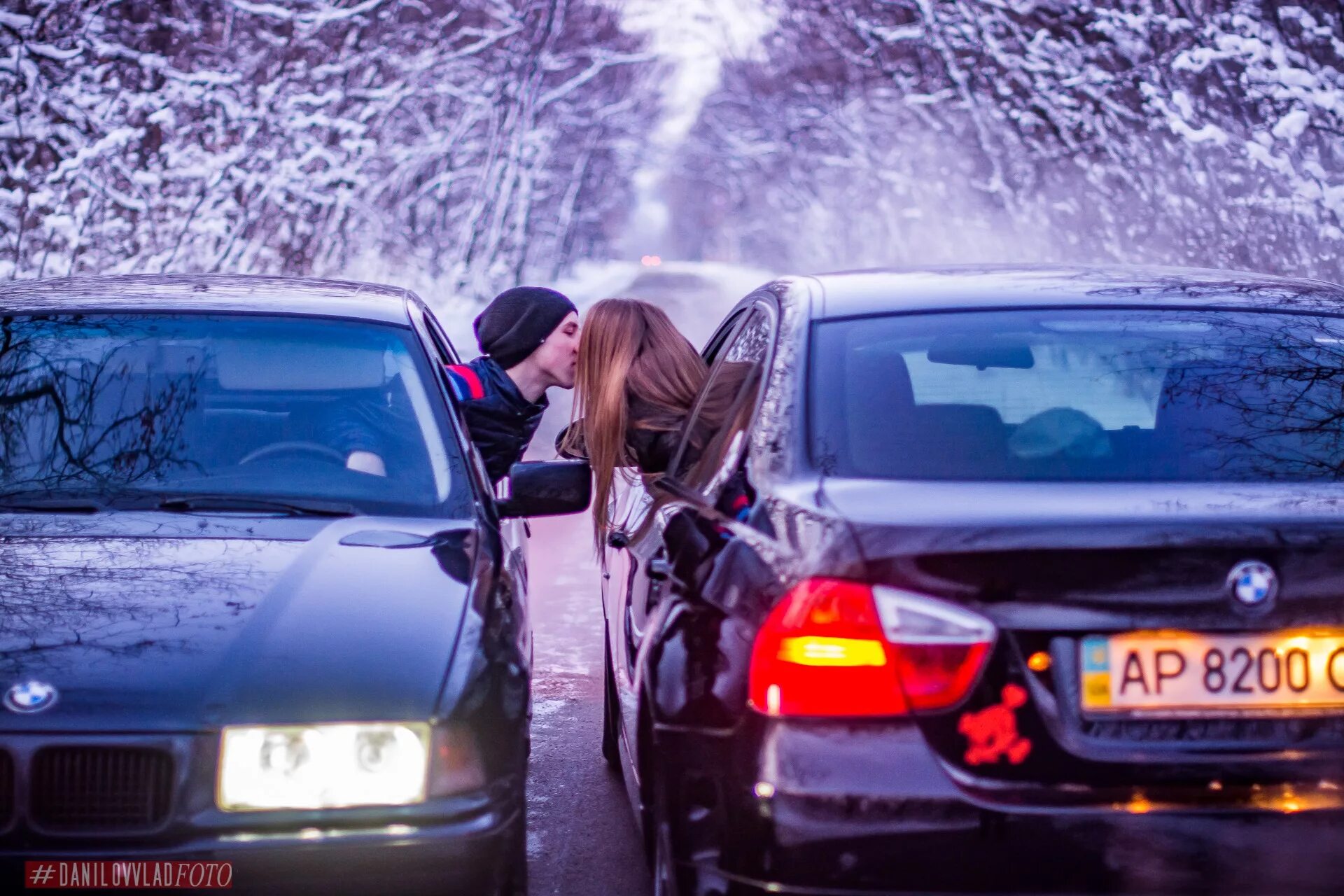 Зимняя фотосессия с машиной. Парень возле машины. Девушка возле машины зимой. Девушка и БМВ.