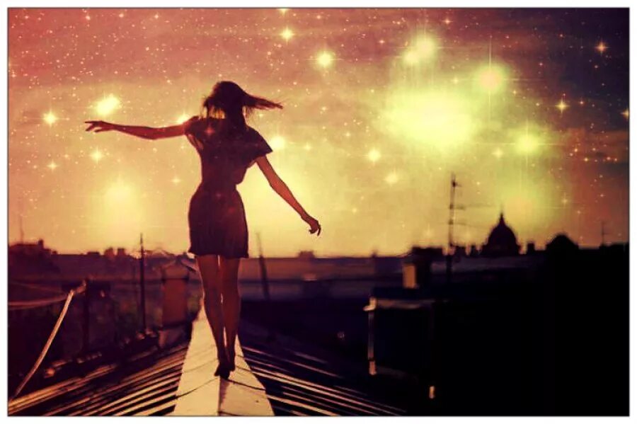 Девушка идет танцуя. Девушка идет танцуя. Девушка идет танцуя. Девушка-море. Женщина на берегу моря.