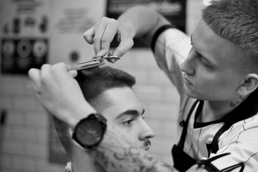 Площадка местный барбершоп. Барбершоп площадка калуга. Топган барбер казань чистопольская. Площадка ижевск барбершоп. Барбершоп портос казань.