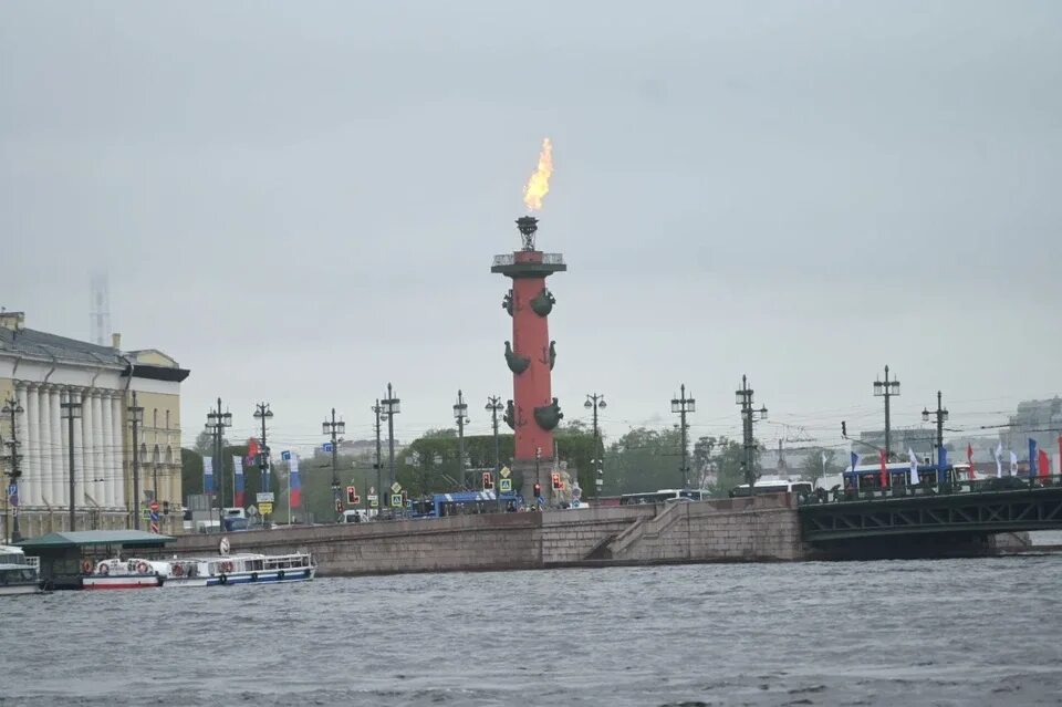 Какая сегодня санкт петербург. Ростральные колонны Петропавловская крепость. День ВМФ Ростральные колонны. Факелы Ростральных колонн в день ВМФ. Статуя Волхов Ростральная колонна.