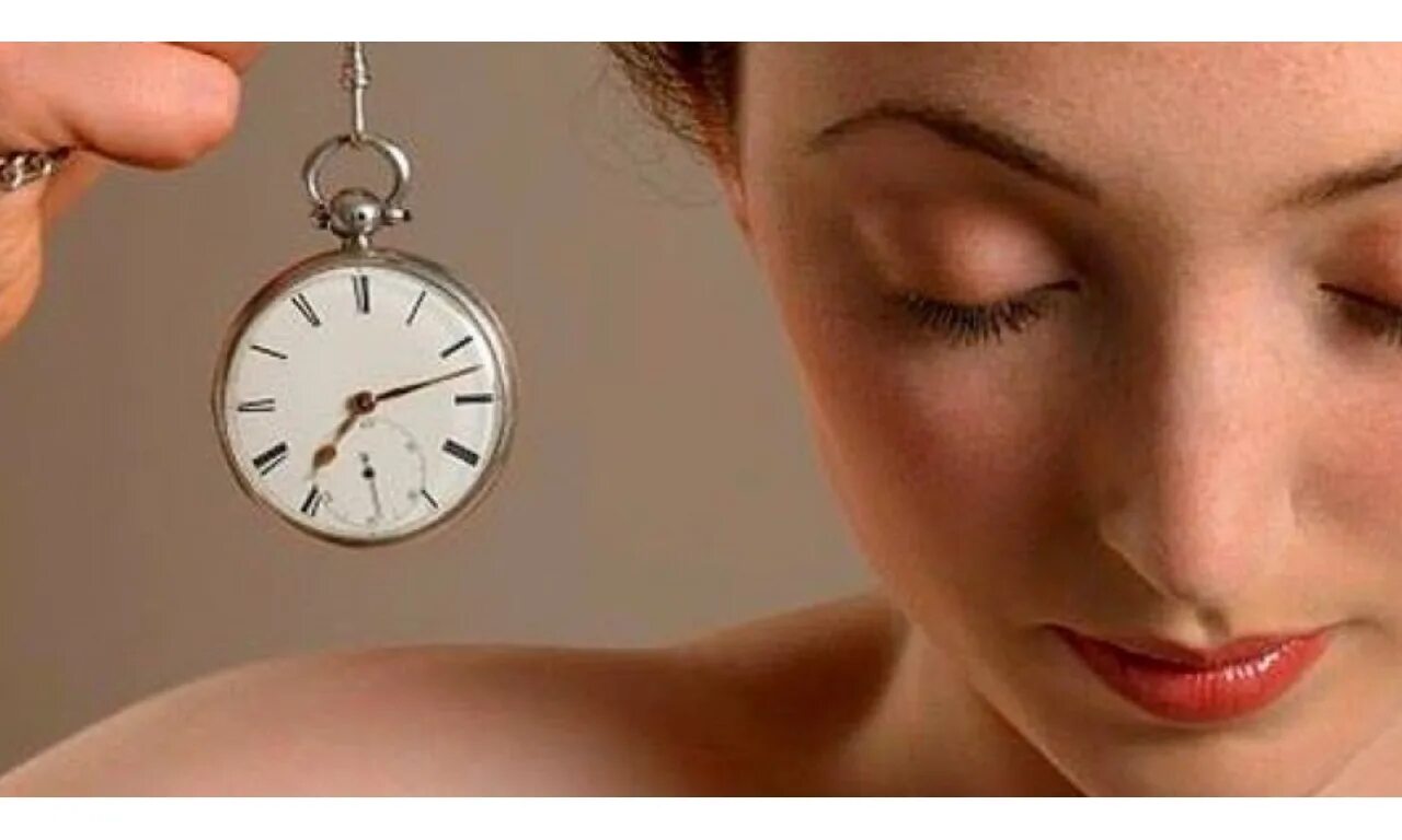 После ухода времени. Биоритмы кожи. Гипноз часы. Биологические часы кожи. Часы гипнотизера.