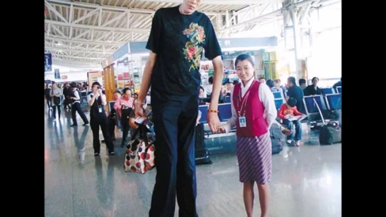 Самый высокий человек в мире 2020. Огромный человек.