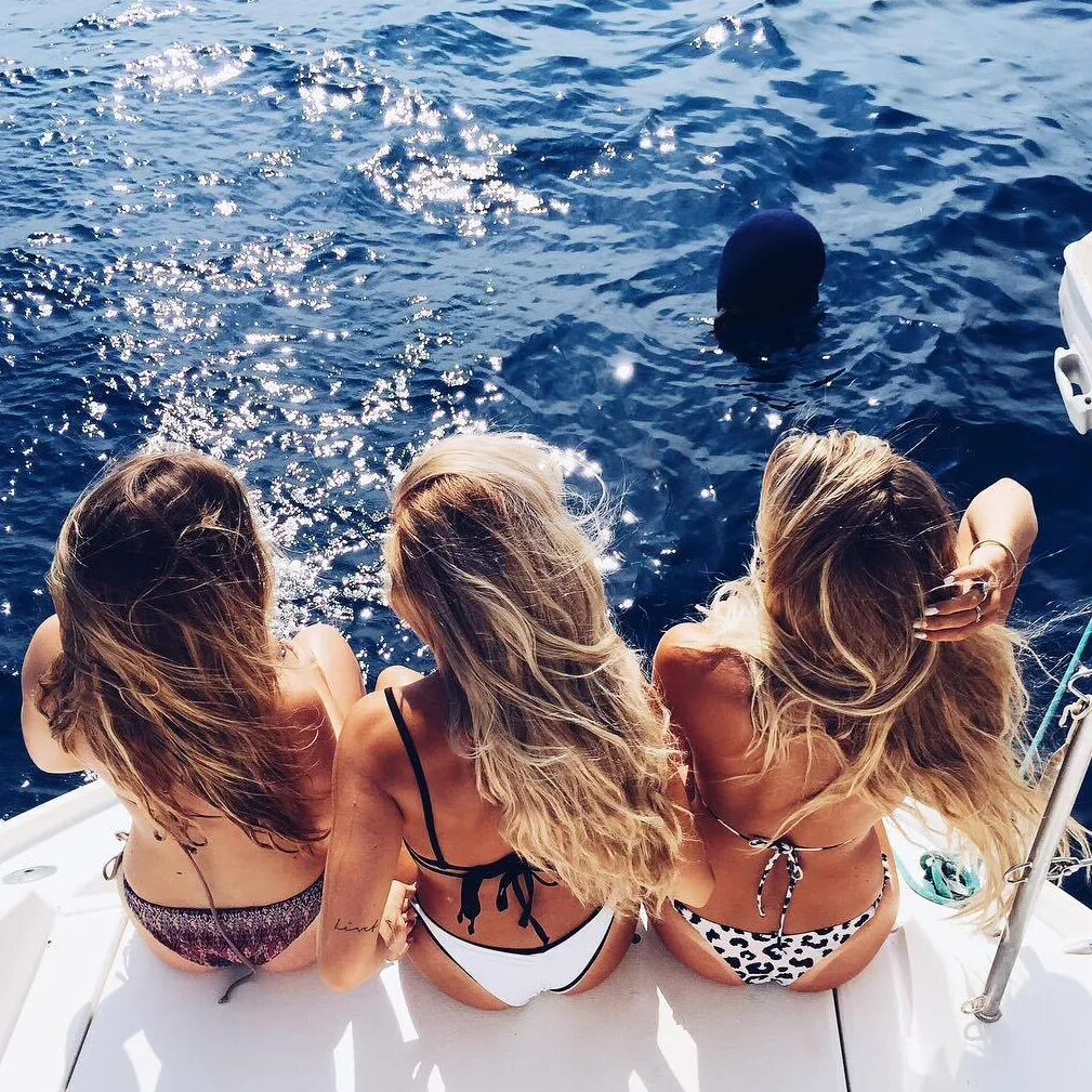 Подруга инстаграмм. Подружки на море. Подруги на море. Подруги на яхте. Подружки на пляже.