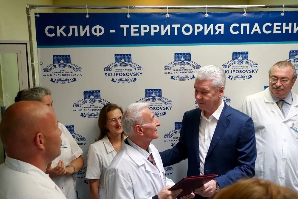 Склиф сотрудники. Склиф сотрудники. Склифосовского. Нии имени н. Больница склифосовского москва внутри.