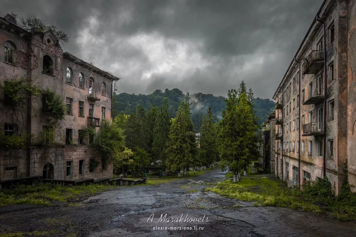 Остров хасима эстетика. Кадыкчан город-призрак. Фото заброшенных городов. Сухуми заброшенные здания. Фото заброшенных городов.