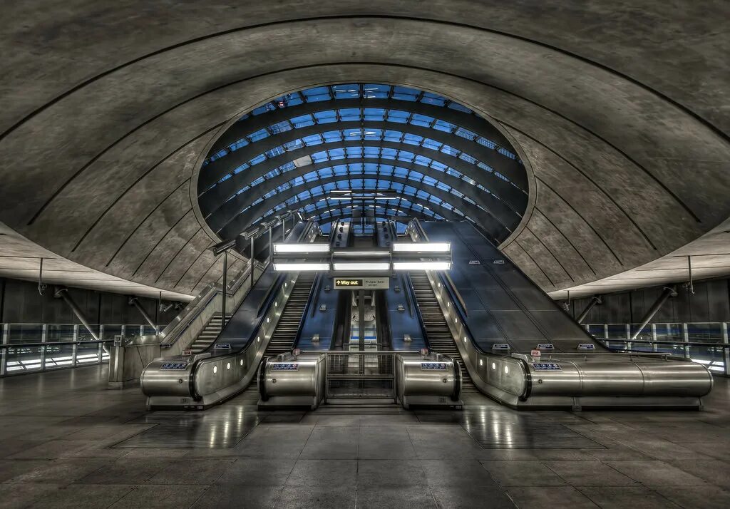 Tube station. Метрополитен лондона. Метропоезд лондона. Линия пикадилли. Станция метро aldwych.