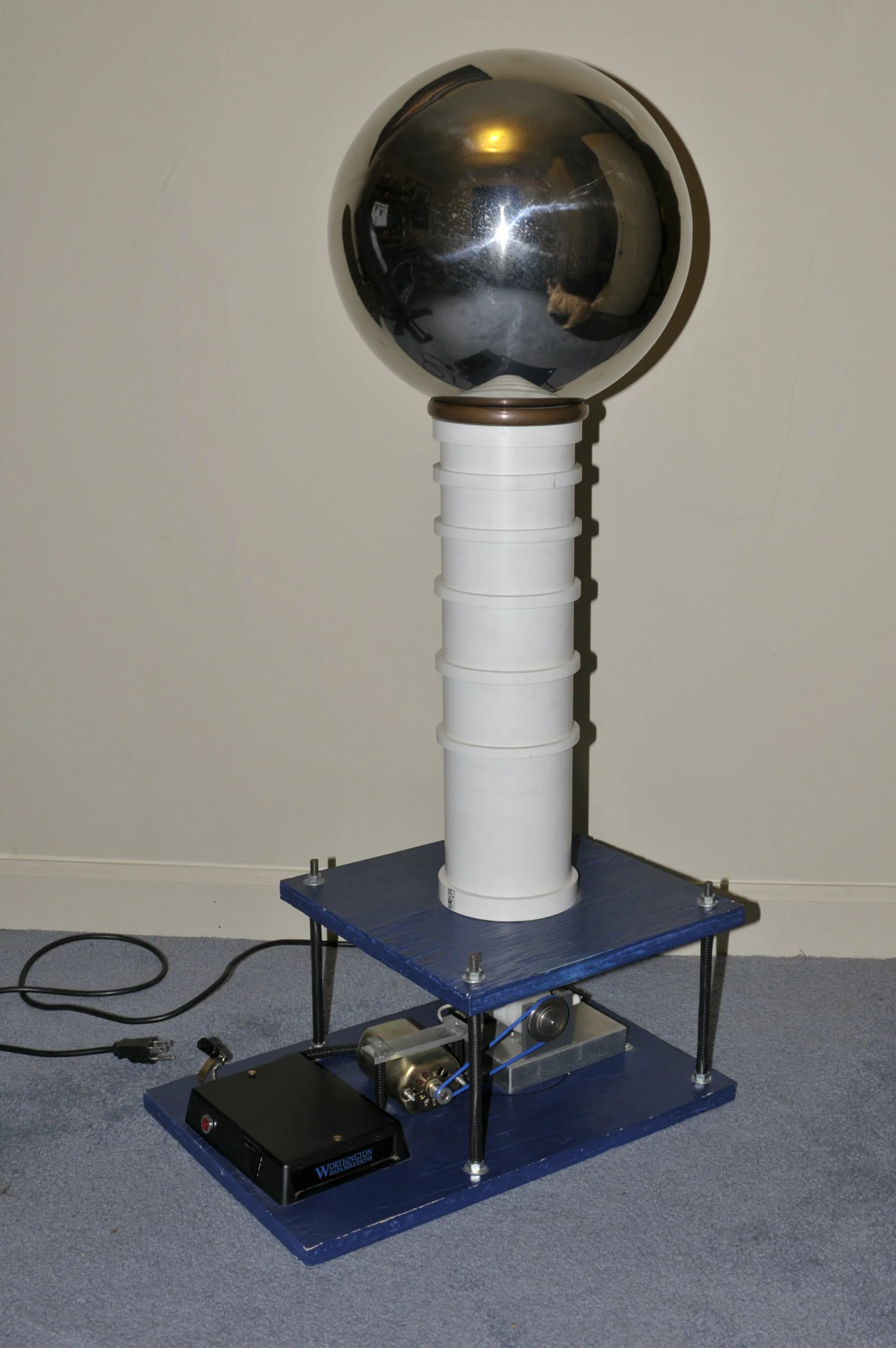 Принцип генератора ван де граафа. Генератор ван де граафа волосы. Генератор ван-де-граафа учебный. Генератор де граафа. Генератор де граафа.