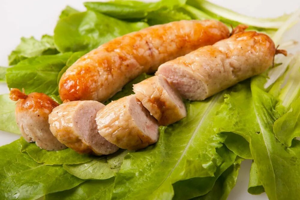 Как готовить куриные колбаски. Колбаски куриные. куриная колбаса. домашние куриные колбаски. купаты.