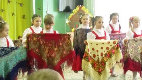 Танец девочек с платками в детском саду