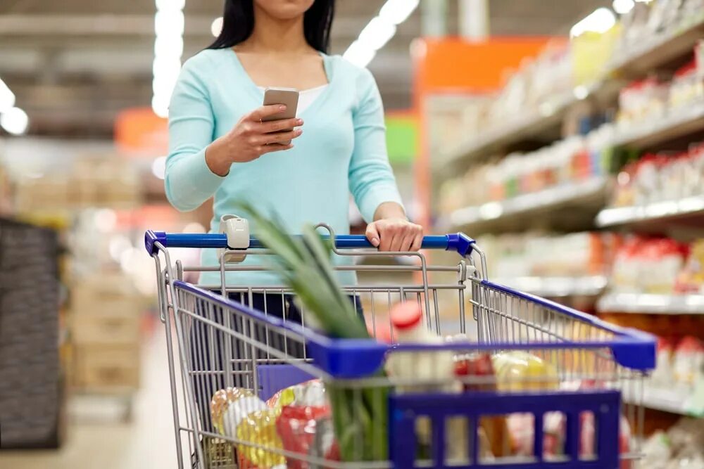 Go shopping to a supermarket. Супермаркет. Женщина с продуктами. Фотосессия в продуктовом магазине. Девушка в тележке с супермаркета.