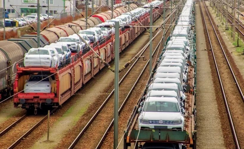 Сцеп для перевозки 100 метровых рельсов. Перевозка рельсов на платформе. Рельсы 100 м евраз. Рельсовозный состав рс-800. Увязка люков полувагона.
