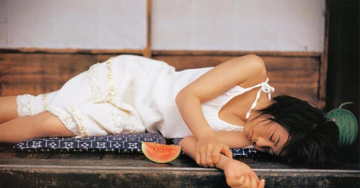 Подруги напились. Дама падает в обморок. Японские девушки в клубе. Пьяные азиатские. Ким дженни модель соджу.