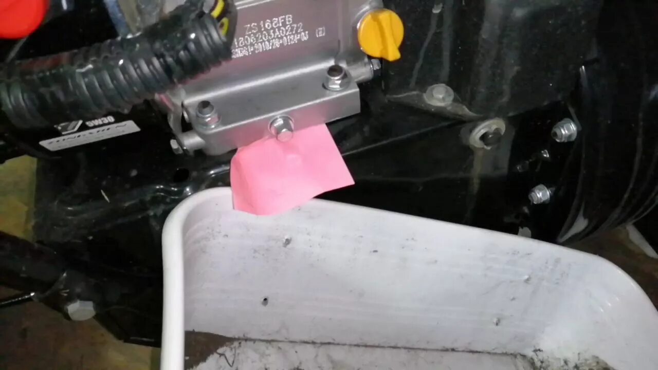 Патриот 560 снегоуборщик залить масло. Смазка для снегоуборщика парма для редуктора снегоуборщика. Как слить масло со снегоуборщика. Трубка для слива масла с двигателя снегоуборщика huter. Снегоуборщик чемпион 656 смазка редуктора снегоуборщика.