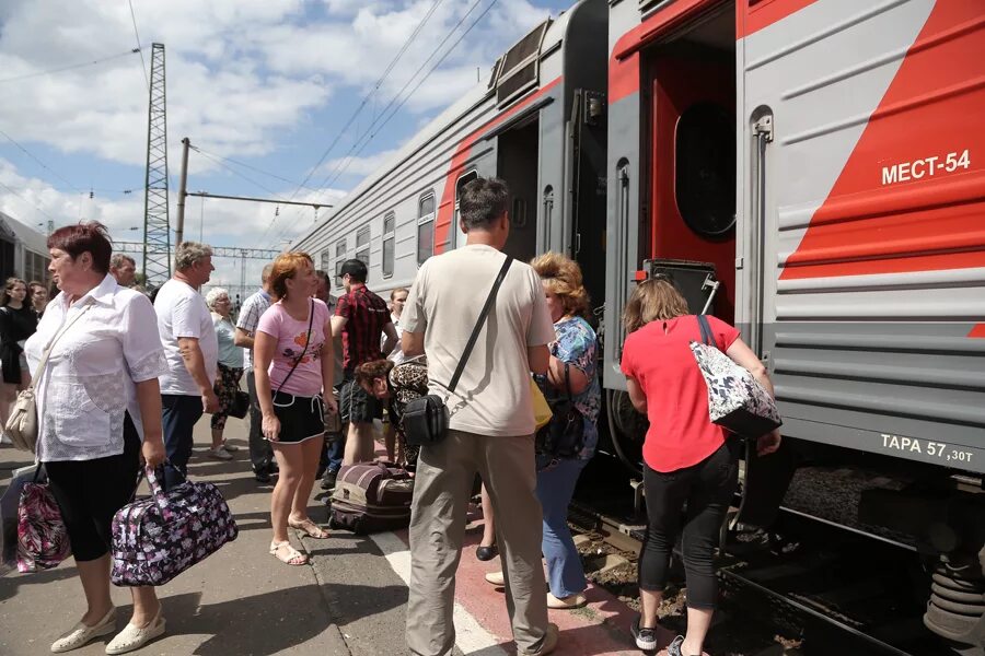 Будут ли дополнительные поезда на юг. Поезд до Вологды. Станция Вологда. Дальнего следования Вологда вокзал фото. Вологда Дагестан поезд.