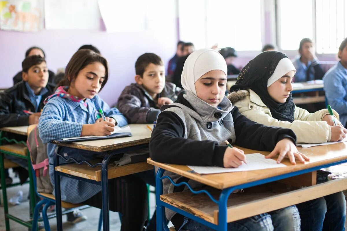 Школа на арабском. Мигранты в школе. Дети мигранты в школе. Беженцы в школе. Дети беженцы в школе.