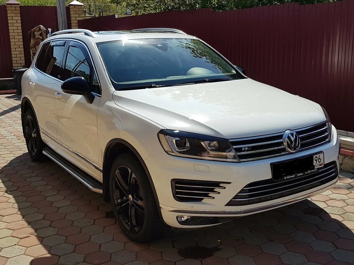 Фольксваген туарег 3.0 купить. Volkswagen Touareg 2022 r line. Volkswagen Touareg II белый. Volkswagen Туарег 2. Фольксваген Туарег 2017 белый.