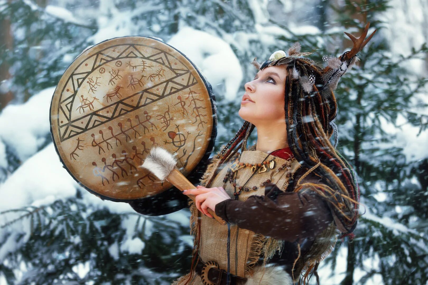 Девушка шаман. Маргарита альварес шаманка. Шаманка fantasy. Шаманка алтынай алтайская. Фотосессия в стиле индейцев.