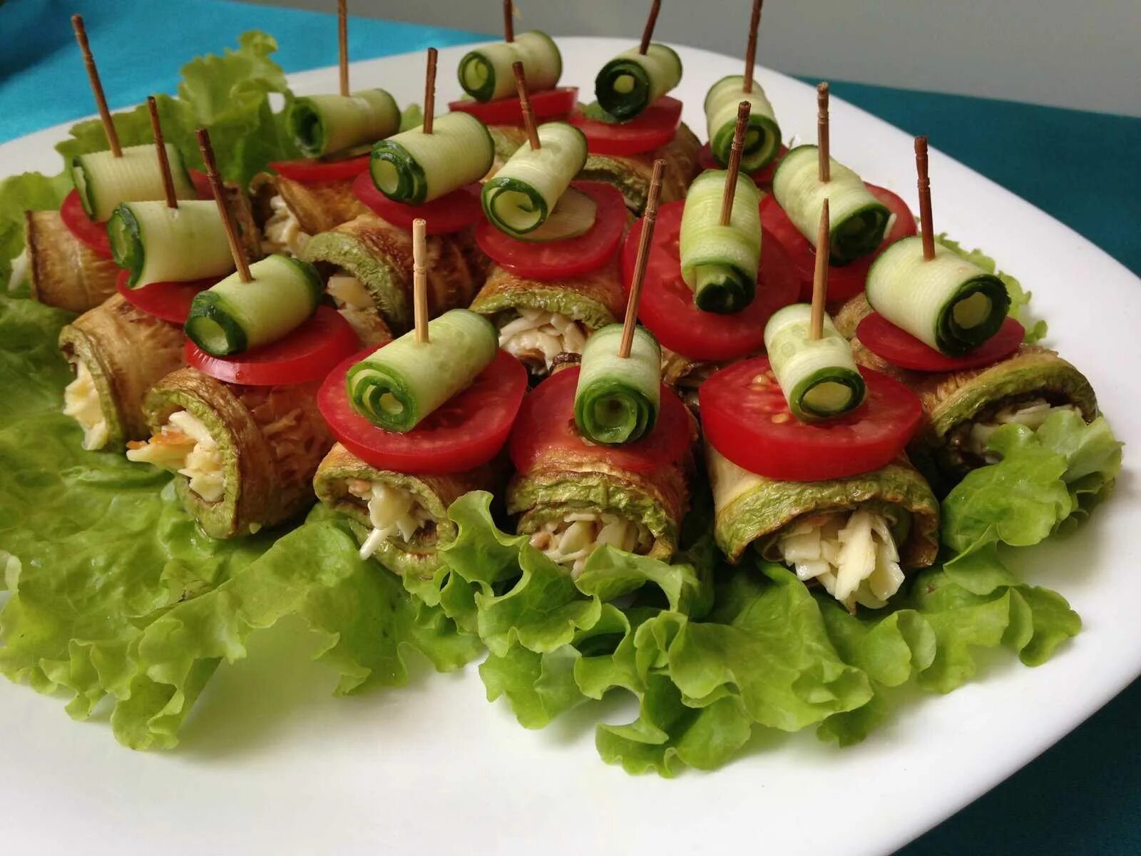 Закуски на новогодний стол. Тарталетки с альметте и семгой. Закуски. Красивые закуски на стол. Закуски на новый год.