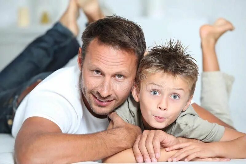 Ге и отец и сын. Фотосессия домашняя со взрослым сыном дома. single father. a cool father son couple.