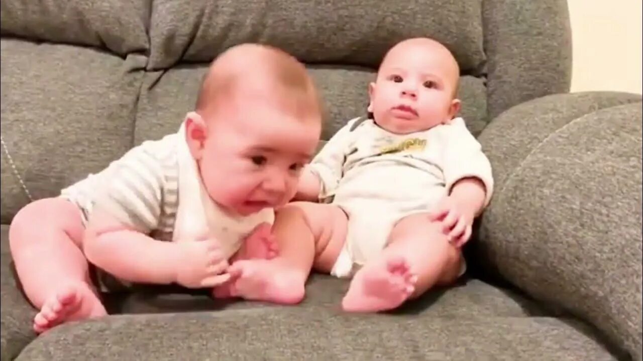Бэйби. Babyam видео. Малыши мальчики голенький. Babyam видео. Ребенок со свернутой шеей.