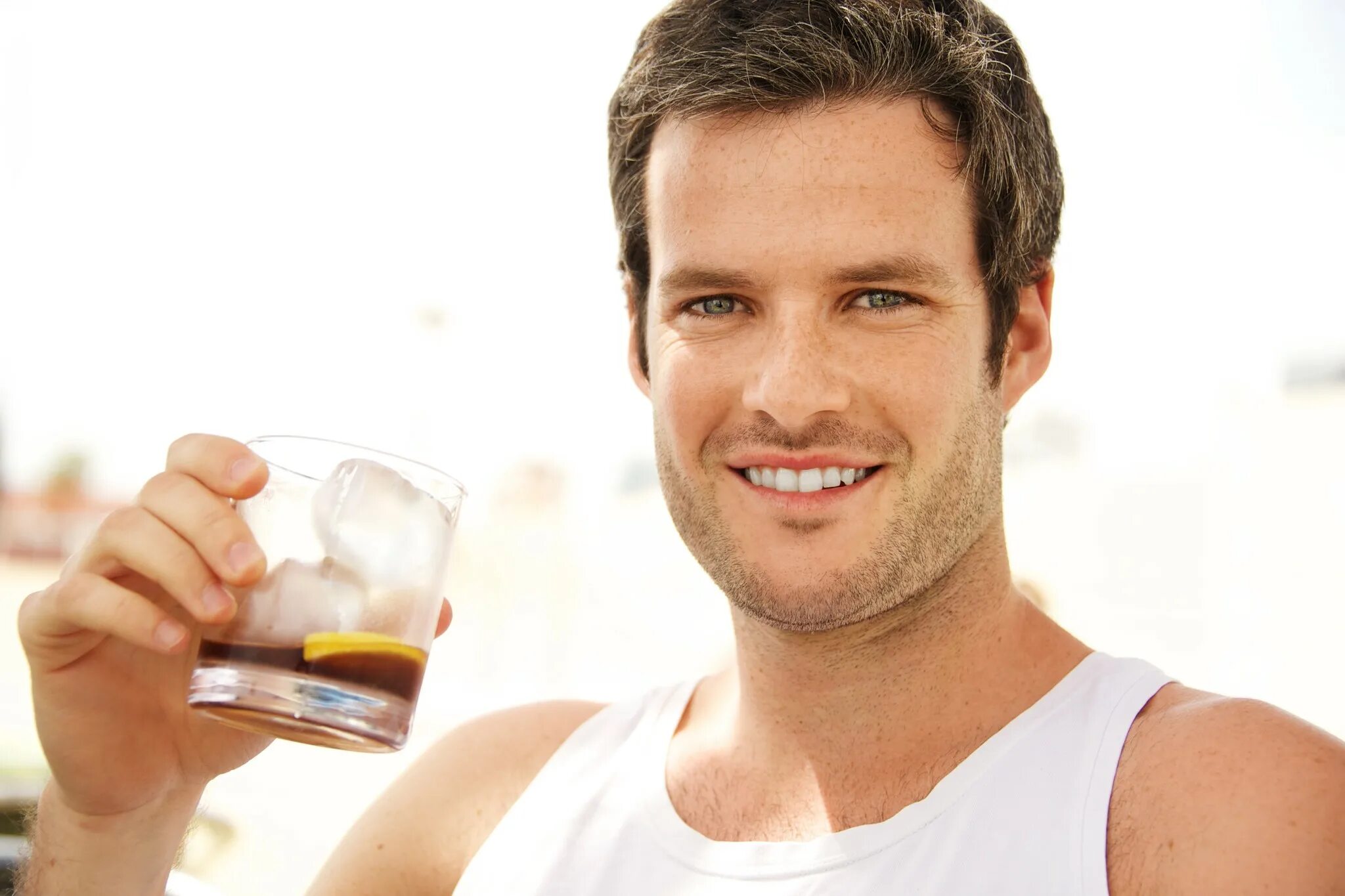 Мужчина пьет гормоны. Мужчина пьет карточки. Мужчина пьет сок. Зубы красавчик фото. Мужчина пьёт улыбка.