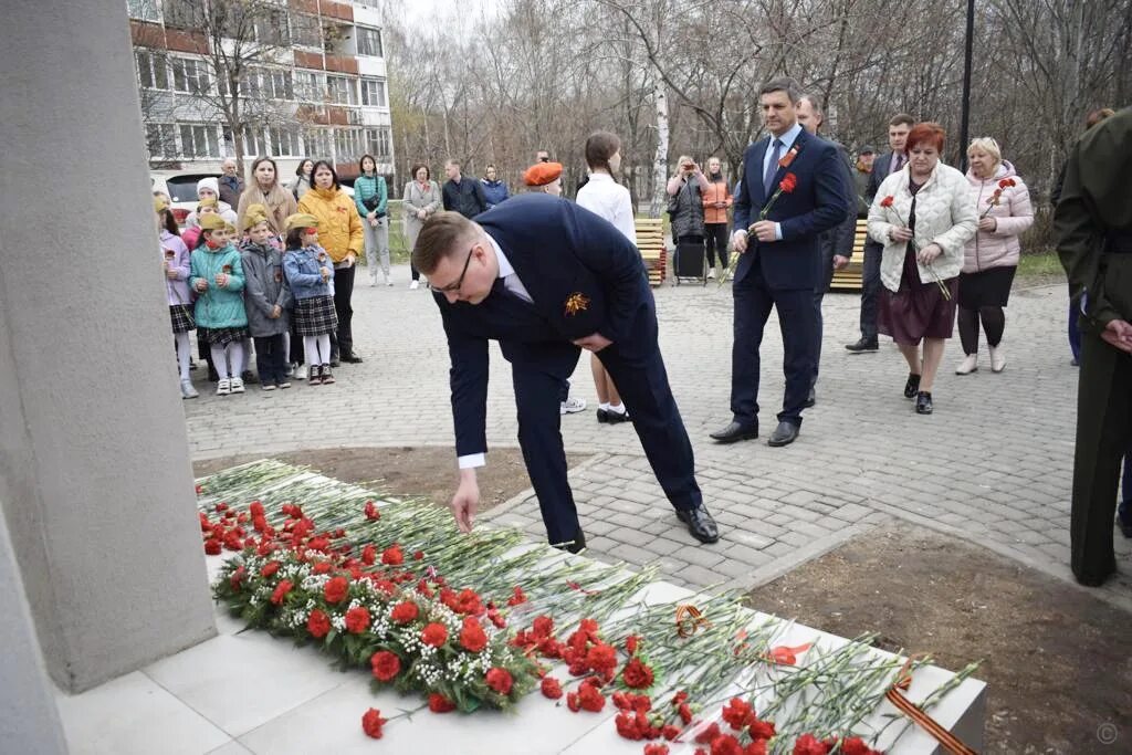 Сегодня 5 мая. Возложение цветов. Возложение цветов к памятнику. Цветы на памятник. Церемония возложения памятнику.